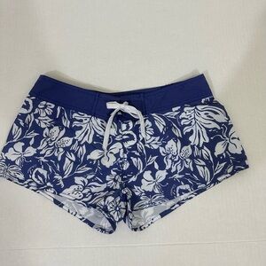 Castaways s lg  juniors shorts drop waist beach.Tropical print in blue and white
